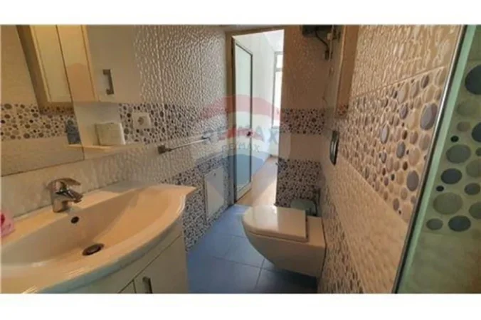 Tirane, jepet me qera apartament 3+1+Ballkon Kati 2, 124 m² 1.250 € (Libri Universitar)