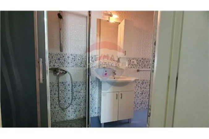 Tirane, jepet me qera apartament 3+1+Ballkon Kati 2, 124 m² 1.250 € (Libri Universitar)