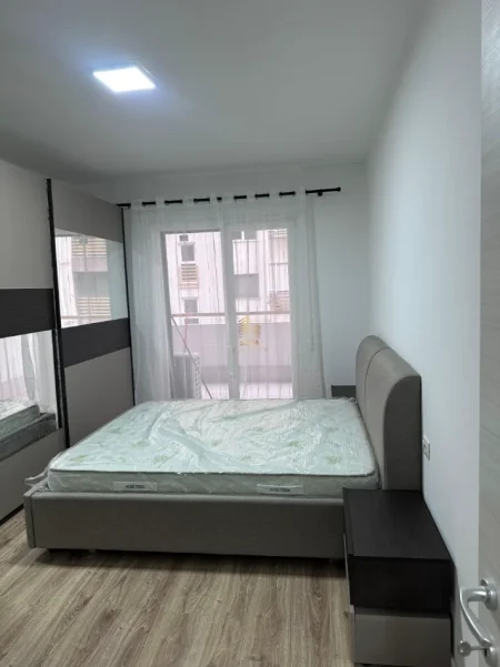 Tirane, jepet me qera apartament 1+1+Ballkon Kati 1, 70 m² 570 € (Laprake, Kompleksi E-88)