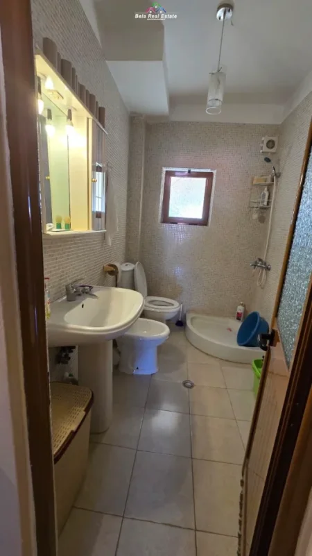 Tirane, shes apartament 1+1+Ballkon Kati 4, 53 m² 99.700 € (ali demi)