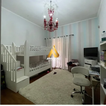 Tirane, jepet me qera apartament 2+1 Kati 3, 1.300 € (Prane sheshit skenderbe)