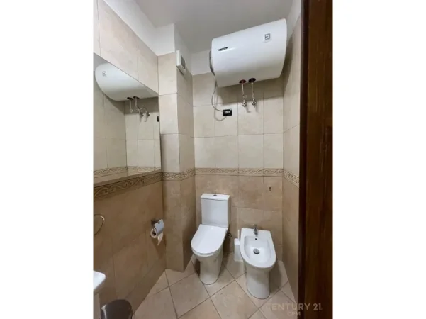 Tirane, jepet me qera apartament 2+1 Kati 8, 90 m² 900 € (blloku)