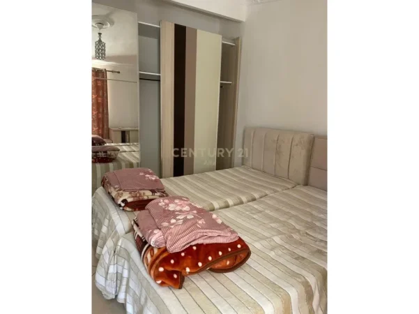 Tirane, jepet me qera apartament 2+1 Kati 5, 75 m² 500 € (shkolla e bashkuar)