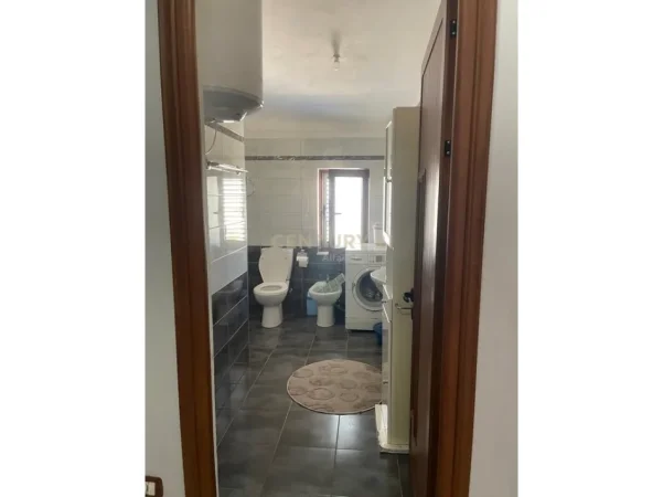 Tirane, jepet me qera apartament 2+1 Kati 5, 75 m² 500 € (shkolla e bashkuar)