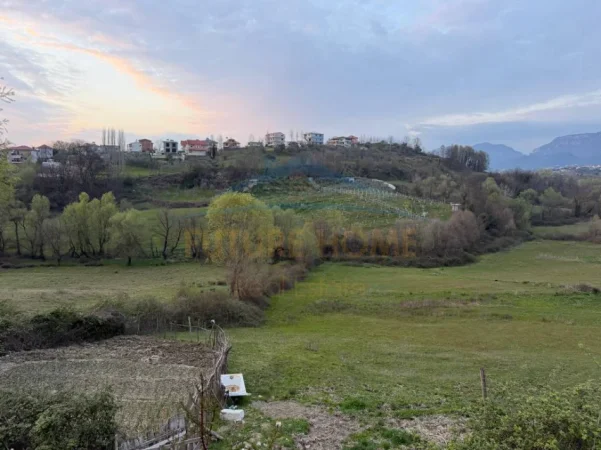 Tirane, shitet toke , 8.906 m² 1.157.780 € (FARKE E VOGEL)