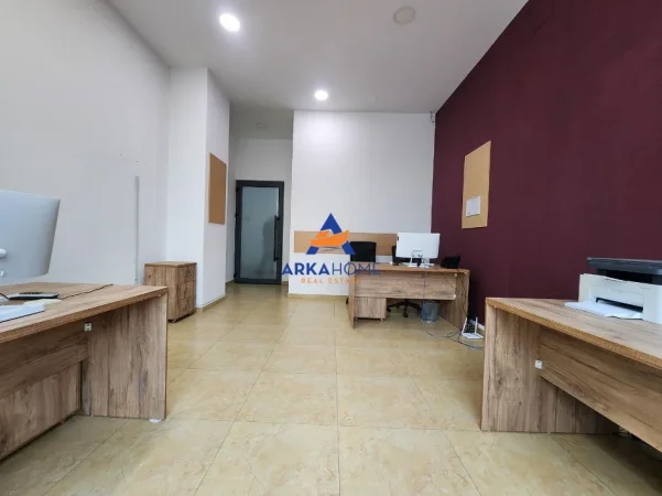 Tirane, jepet me qera ambjent biznesi Kati 2, 36 m² 500 € 