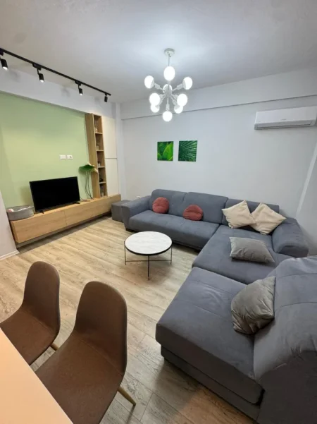 Tirane, jepet me qera apartament 3+1 Kati 4, 700 € 
