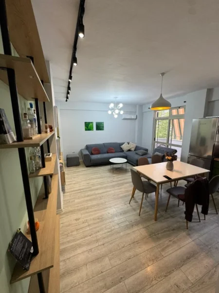 Tirane, jepet me qera apartament 3+1 Kati 4, 700 € 