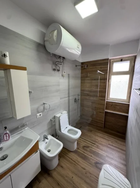 Tirane, jepet me qera apartament 3+1 Kati 4, 700 € 