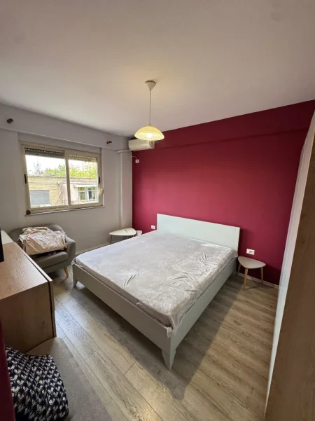 Tirane, jepet me qera apartament 3+1 Kati 4, 700 € 