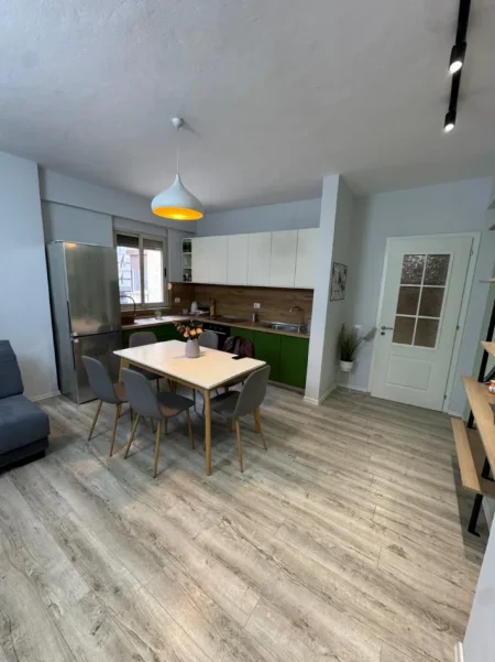 Tirane, jepet me qera apartament 3+1 Kati 4, 700 € 