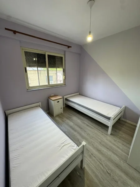 Tirane, jepet me qera apartament 3+1 Kati 4, 700 € 