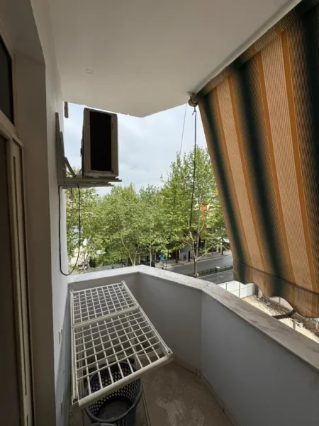 Tirane, jepet me qera apartament 3+1 Kati 4, 700 € 