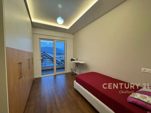 Tirane, jepet me qera apartament 3+1+Ballkon Kati 3, 145 m² 1.700 € (liqeni i thate)