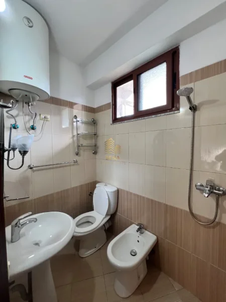 Tirane, jepet me qera apartament 1+1 Kati 1, 70 m² 300 € (Kodra e Priftit)