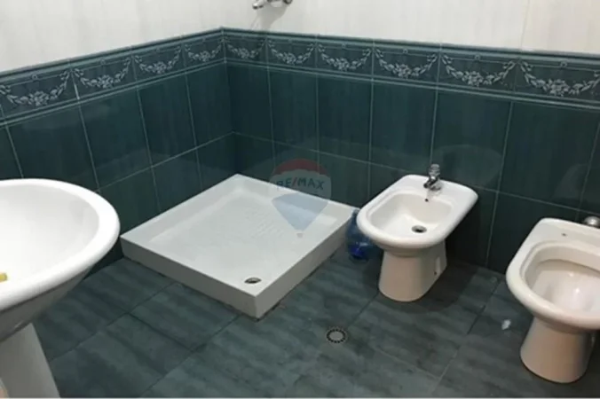 Tirane, jepet me qera ambjent biznesi Kati 0, 120 m² 1.000 € (Muhamet Gjollesha)