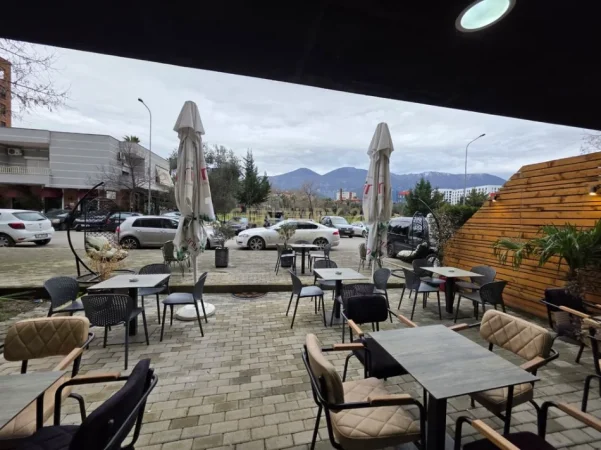 Tirane, jepet me qera bar-kafe Kati 0, 54 m² 800 € 
