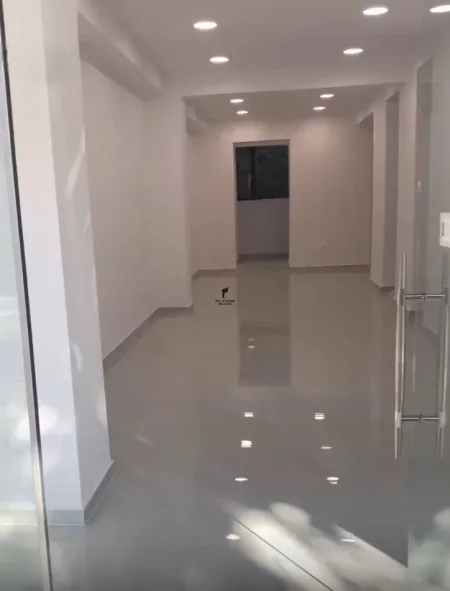 Tirane, shitet dyqan Kati 0, 63 m² 600.000 € (21 DHJETORI)
