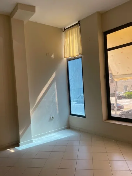 Tirane, jepet me qera ambjent biznesi Kati 1, 32 m² 250 € (Astir)