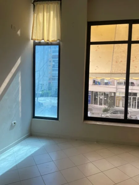 Tirane, jepet me qera ambjent biznesi Kati 1, 32 m² 250 € (Astir)