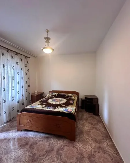 Tirane, jepet me qera apartament 1+1 , 350 € (Astir)