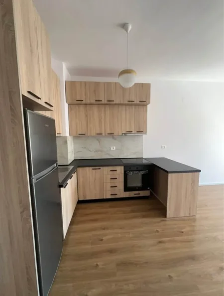 Tirane, jepet me qera apartament 1+1+Ballkon Kati 5, 68 m² 365 € (mangalem 21)