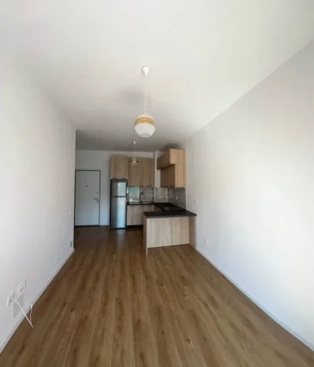 Tirane, jepet me qera apartament 1+1+Ballkon Kati 5, 68 m² 365 € (mangalem 21)