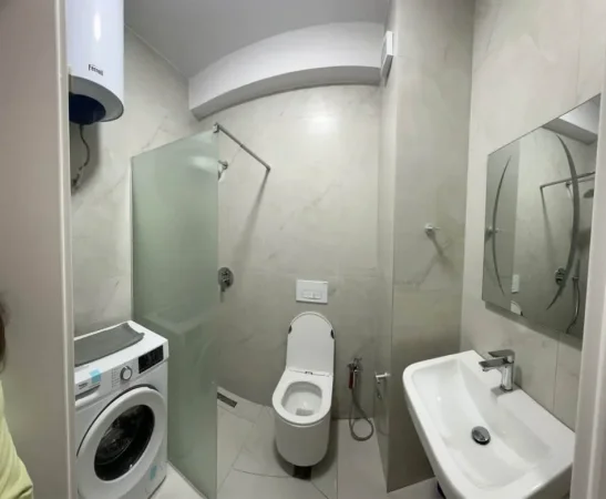 Tirane, jepet me qera apartament 1+1+Ballkon Kati 5, 68 m² 365 € (mangalem 21)