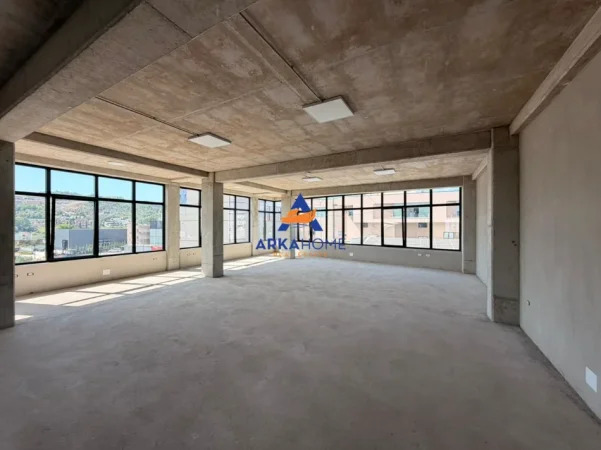 Tirane, jepet me qera ambjent biznesi Kati 2, 360 m² 5.000 € 