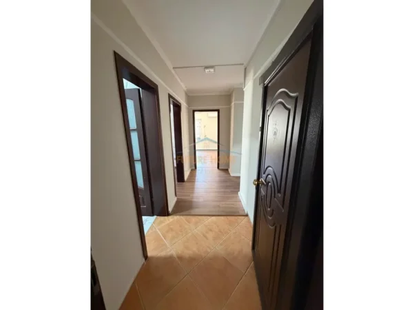 Tirane, jepet me qera ambjent biznesi Kati 4, 177 m² 1.800 € (Sheshi Willson)