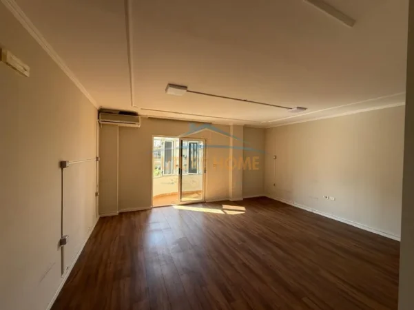 Tirane, jepet me qera ambjent biznesi Kati 4, 177 m² 1.800 € (Sheshi Willson)