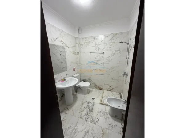 Tirane, jepet me qera ambjent biznesi Kati 4, 177 m² 1.800 € (Sheshi Willson)