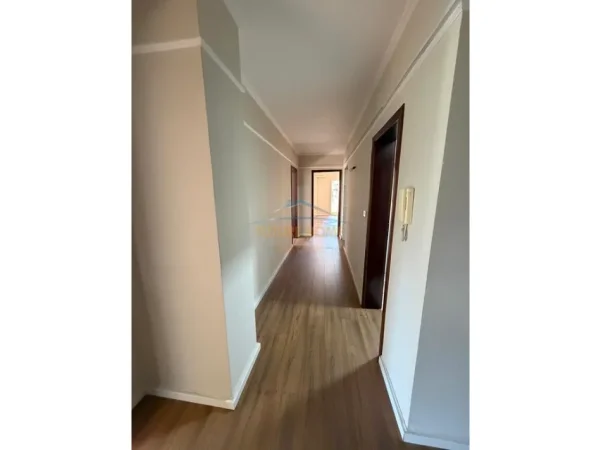 Tirane, jepet me qera ambjent biznesi Kati 4, 177 m² 1.800 € (Sheshi Willson)