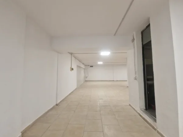 Tirane, jepet me qera dyqan Kati -1, 300 m² 2.500 € (Brryl)