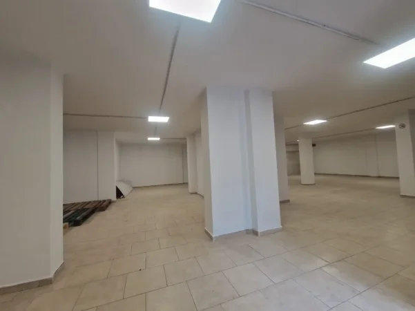 Tirane, jepet me qera dyqan Kati -1, 300 m² 2.500 € (Brryl)