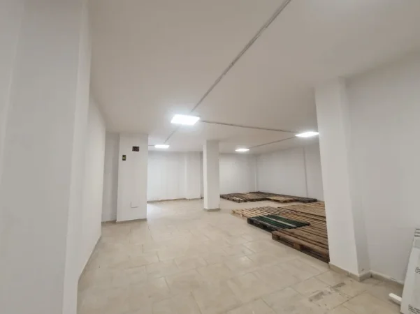 Tirane, jepet me qera dyqan Kati -1, 300 m² 2.500 € (Brryl)