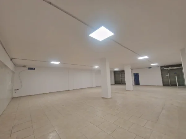 Tirane, jepet me qera dyqan Kati -1, 300 m² 2.500 € (Brryl)