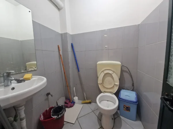 Tirane, jepet me qera dyqan Kati -1, 300 m² 2.500 € (Brryl)