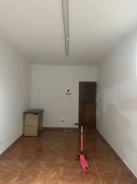 Tirane, jepet me qera dyqan Kati 0, 20 m² 270 € (21 DHJETORI)