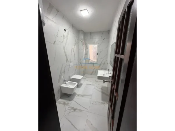 jepet me qera ambjent biznesi Kati 4, 177 m² 1.800 € (Sheshi Willson)