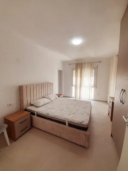 Tirane, jepet me qera apartament 2+1+Ballkon Kati 4, 90 m² 600 € (Tek Ish Sheshi Shqiponja, Laprakë ,Tiranë)