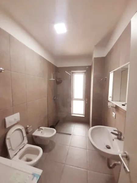 Tirane, jepet me qera apartament 2+1+Ballkon Kati 4, 90 m² 600 € (Tek Ish Sheshi Shqiponja, Laprakë ,Tiranë)