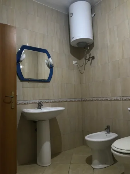 Tirane, jepet me qera apartament 2+1+Aneks+Ballkon Kati 5, 82 m² 250 € (rruga Eshref Frasheri)