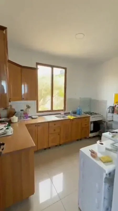 Lushnje, jepet me qera ambjent biznesi , 1.200 m² 2.000 € 
