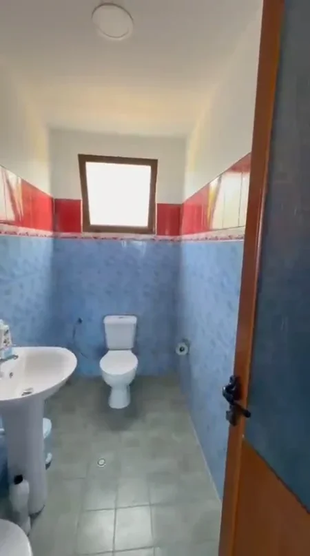 Lushnje, jepet me qera ambjent biznesi , 1.200 m² 2.000 € 