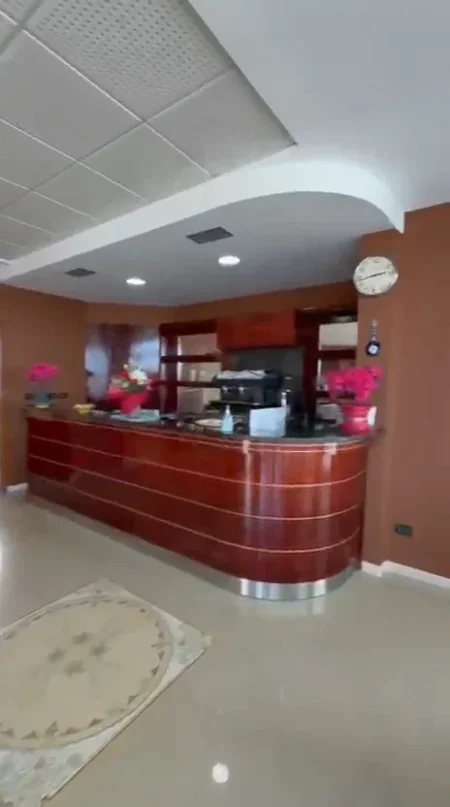 Lushnje, jepet me qera ambjent biznesi , 1.200 m² 2.000 € 