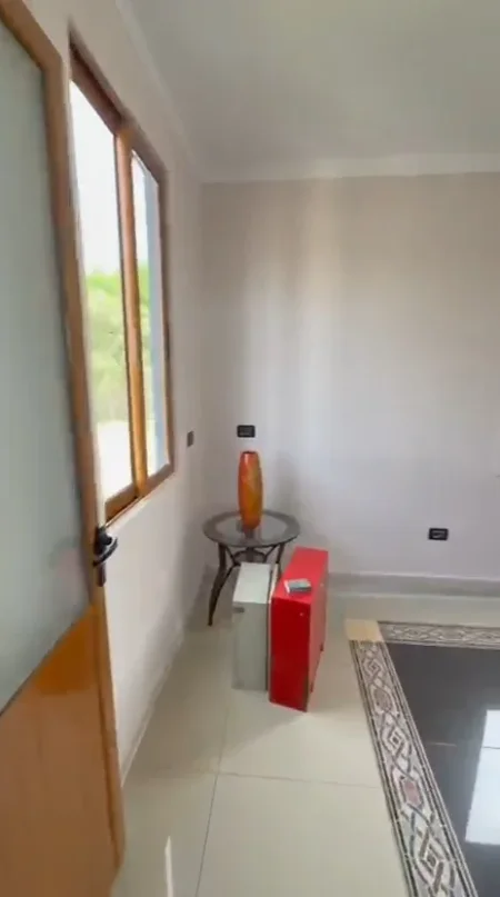 Lushnje, jepet me qera ambjent biznesi , 1.200 m² 2.000 € 