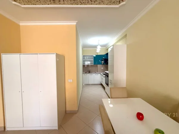 Tirane, jepet me qera apartament 1+1 Kati 3, 69 m² 600 € (komuna e parisit)