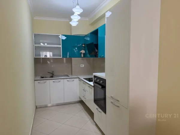 Tirane, jepet me qera apartament 1+1 Kati 3, 69 m² 600 € (komuna e parisit)