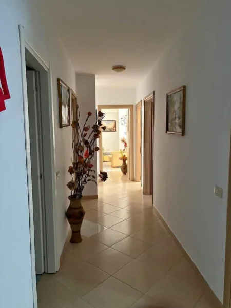 Tirane, jepet me qera apartament 3+1+Ballkon Kati 3, 107 m² 620 € (jordan misja)